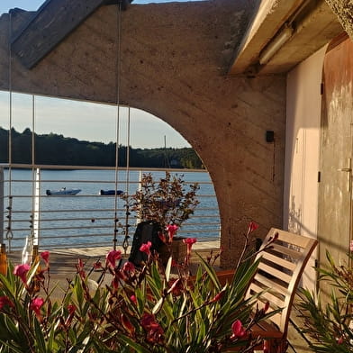 Location chambre panoramique sur l'eau 'LA VIGIE' du Lac des Settons - Activital