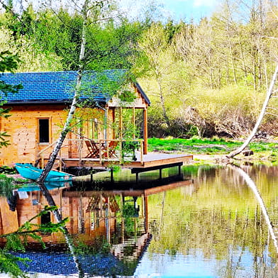 Cabane sur pilotis, sur étang, au lac de Chaumeçon